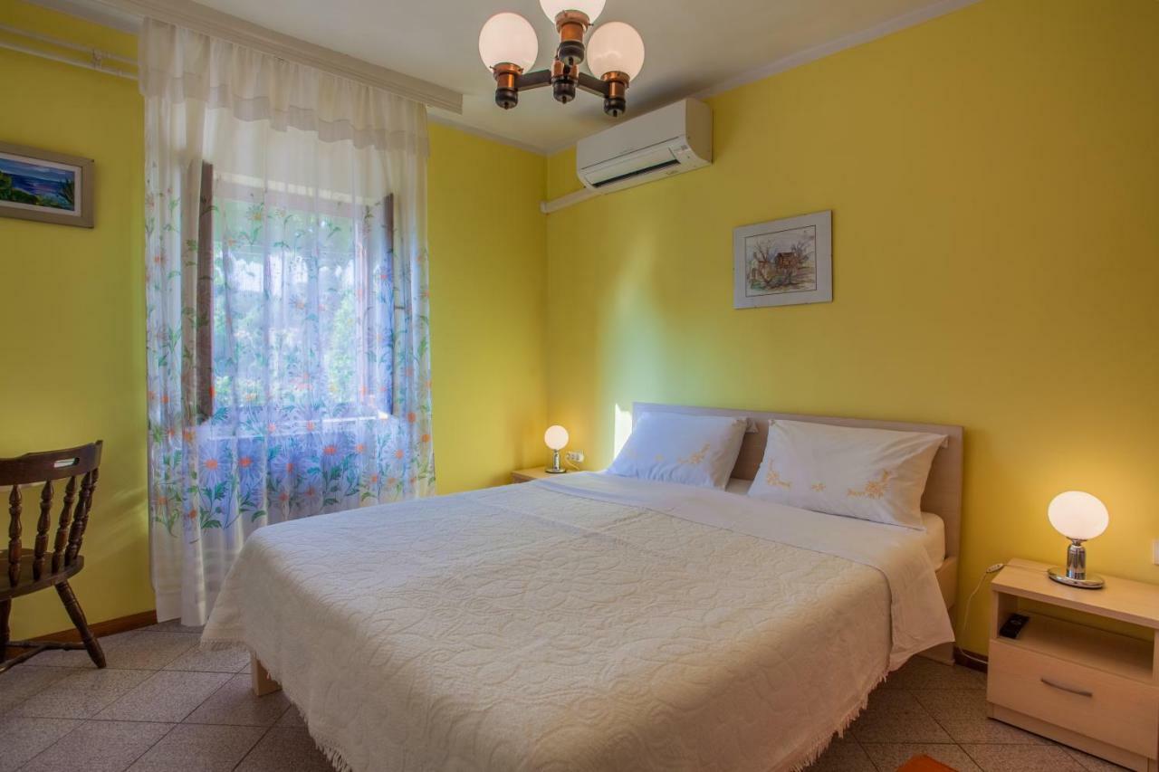 Rooms Ester Cres Exterior photo